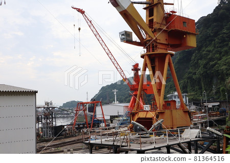 A huge mobile crane adjacent to the dog of the ship in Ibusuki 81364516