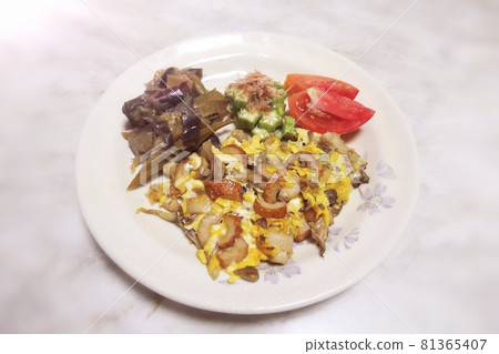 炒雞蛋、竹輪和舞茸 炒雞蛋、竹輪和舞茸 81365407