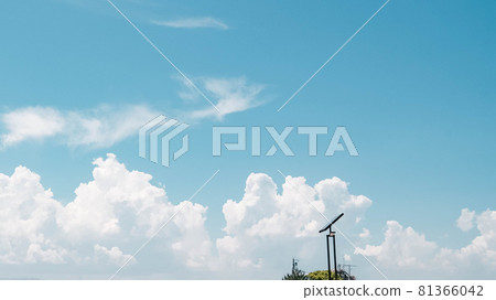 天空、雲彩和城市的一部分 天空、雲彩和城市的一部分 81366042