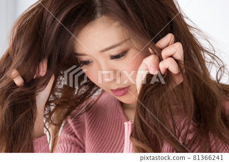 抓頭髮的女人 抓頭髮的女人 81366241