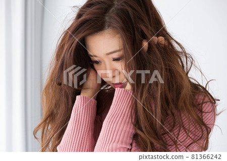 抓頭髮的女人 81366242