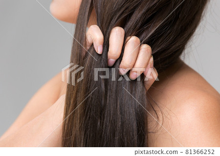 Damaged hair 81366252