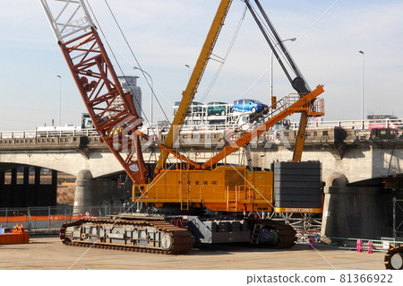 有大型重型機械的建築工地 81366922