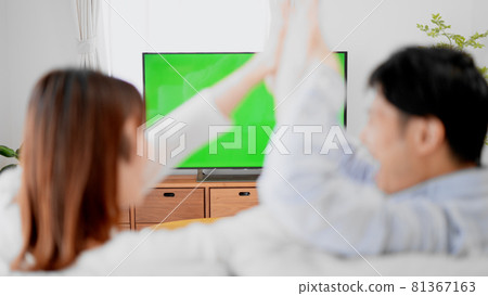 Chroma key composite image of men and women watching sports broadcasts Chroma key composite image of men and women watching sports broadcasts 81367163