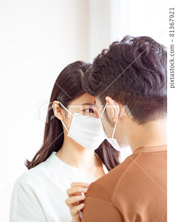 亞洲女人和亞裔男人在家戴外科口罩防止感染新冠肺炎COVID-19 亞洲女人和亞裔男人在家戴外科口罩防止感染新冠肺炎COVID-19 81367921