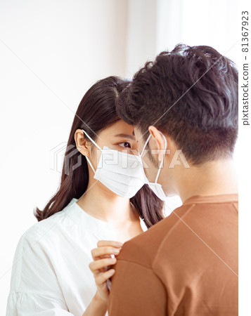 亞洲女人和亞裔男人在家戴外科口罩防止感染新冠肺炎COVID-19 亞洲女人和亞裔男人在家戴外科口罩防止感染新冠肺炎COVID-19 81367923