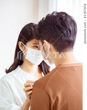 亞洲女人和亞裔男人在家戴外科口罩防止感染新冠肺炎COVID-19 亞洲女人和亞裔男人在家戴外科口罩防止感染新冠肺炎COVID-19 81367926