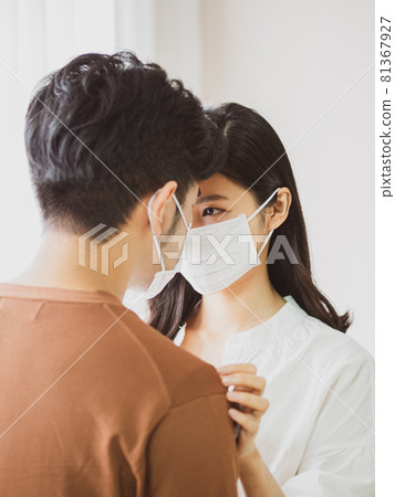 亞洲女人和亞裔男人在家戴外科口罩防止感染新冠肺炎COVID-19 81367927
