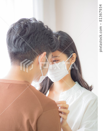 亞洲女人和亞裔男人在家戴外科口罩防止感染新冠肺炎COVID-19 亞洲女人和亞裔男人在家戴外科口罩防止感染新冠肺炎COVID-19 81367934