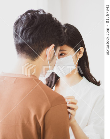 亞洲女人和亞裔男人在家戴外科口罩防止感染新冠肺炎COVID-19 亞洲女人和亞裔男人在家戴外科口罩防止感染新冠肺炎COVID-19 81367943