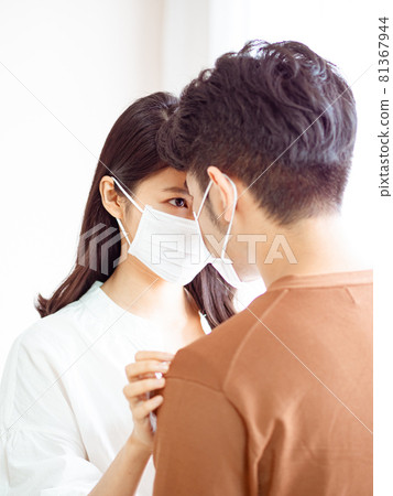 亞洲女人和亞裔男人在家戴外科口罩防止感染新冠肺炎COVID-19 81367944