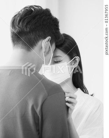 亞洲女人和亞裔男人在家戴外科口罩防止感染新冠肺炎COVID-19 亞洲女人和亞裔男人在家戴外科口罩防止感染新冠肺炎COVID-19 81367955
