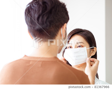 亞洲女人和亞裔男人在家戴外科口罩防止感染新冠肺炎COVID-19 亞洲女人和亞裔男人在家戴外科口罩防止感染新冠肺炎COVID-19 81367966