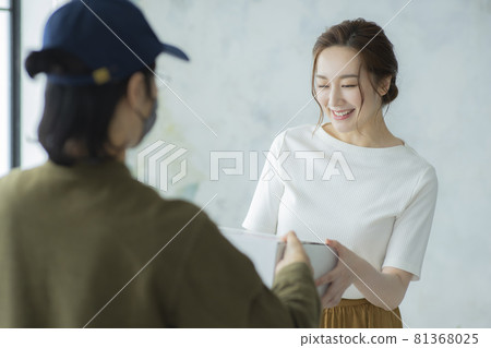 A woman who receives luggage 81368025