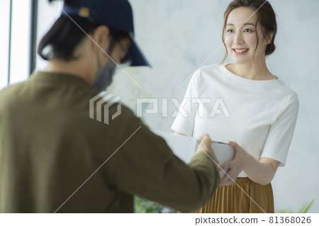 接行李的女人 81368026