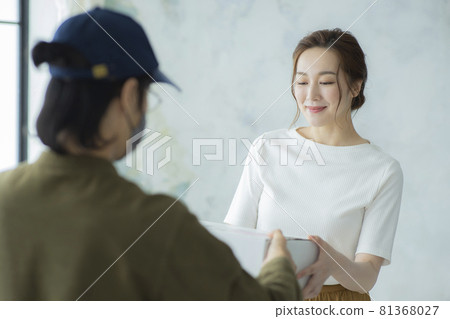 A woman who receives luggage 81368027