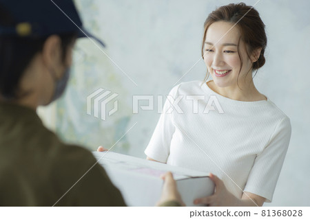 A woman who receives luggage 81368028