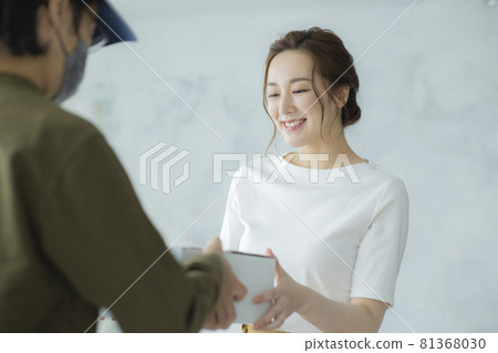 A woman who receives luggage 81368030