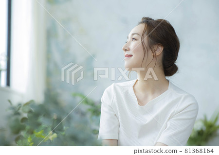 Female living room 81368164