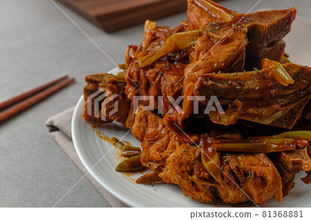 Steamed pork backbone 81368881