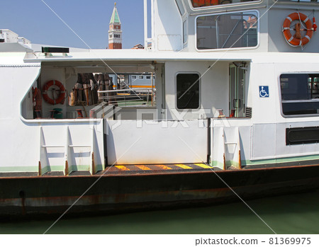 Water bus Venice 81369975