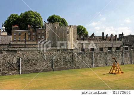 Tower of london walls 81370691