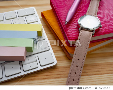 Business image · notebook · keyboard · female 81370852