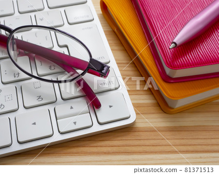 Business image · notebook · PC · glasses · female Business image · notebook · PC · glasses · female 81371513