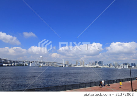 Rainbow Bridge, fishermen and runners 81372008