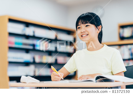 在圖書館學習的小女生 攝影合作：中央工業大學附屬日語學校 81372530