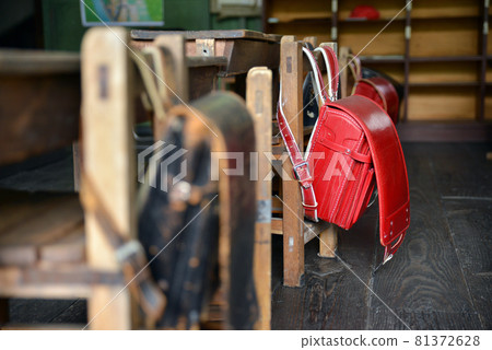 封閉的紅色書包 封閉的紅色書包 81372628