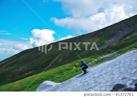 Summer skiing on the clouds on the left side of Norikura Taisetsukei Summer skiing on the clouds on the left side of Norikura Taisetsukei 81372761