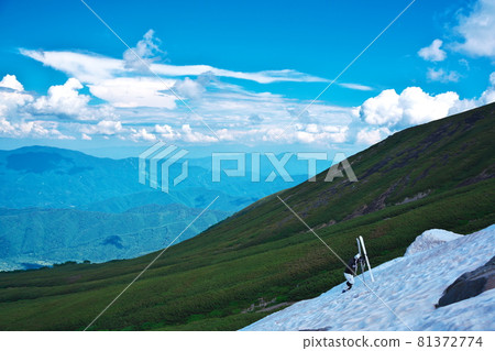 夏季在乘鞍大雪左側的雲上滑雪 81372774