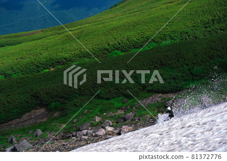 夏季在乘鞍大雪左側的雲上滑雪 81372776