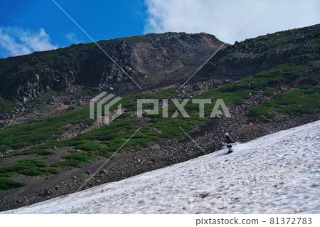夏季在乘鞍大雪左側的雲上滑雪 夏季在乘鞍大雪左側的雲上滑雪 81372783