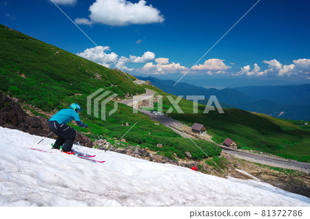 乘鞍大雪谷谷底的雲層之上的夏季滑雪 81372786