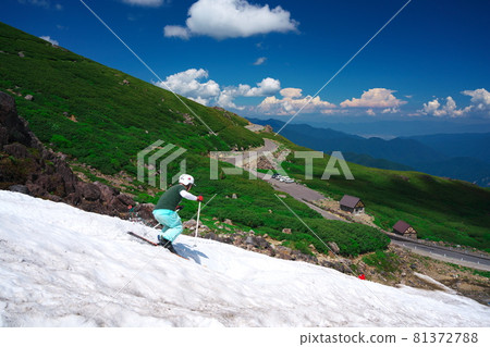 乘鞍大雪谷谷底的雲層之上的夏季滑雪 81372788