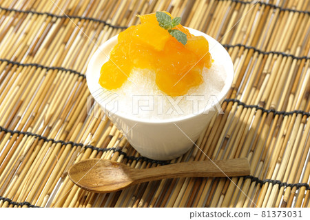 Shaved ice with mango syrup with pulp Shaved ice with mango syrup with pulp 81373031