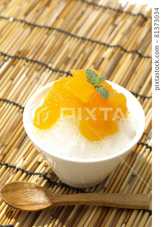 芒果糖漿刨冰和果肉 81373034
