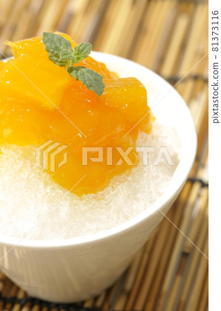 Shaved ice with mango syrup with pulp 81373116