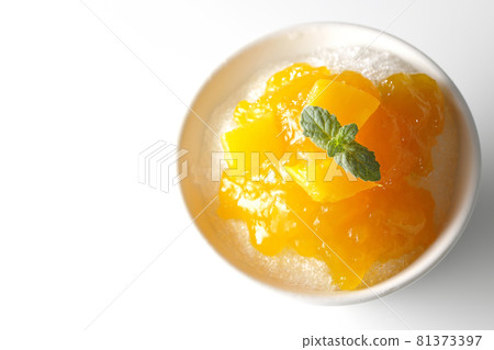 刨冰的鳥瞰圖，上面有大量含有白色背景果肉的芒果糖漿 81373397