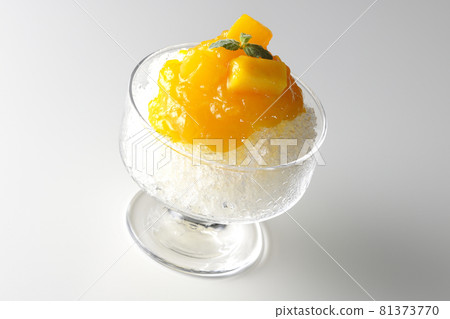 Photographed shaved ice with plenty of mango syrup with pulp on a white background Photographed shaved ice with plenty of mango syrup with pulp on a white background 81373770