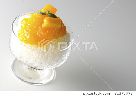 Photographed shaved ice with plenty of mango syrup with pulp on a white background Photographed shaved ice with plenty of mango syrup with pulp on a white background 81373772