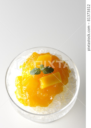 刨冰的鳥瞰圖，上面有大量含有白色背景果肉的芒果糖漿 81373812