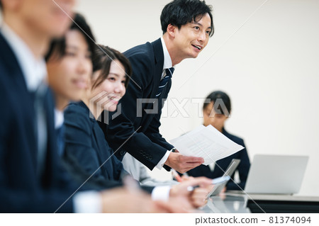 商務人士在會上宣布 商務人士在會上宣布 81374094