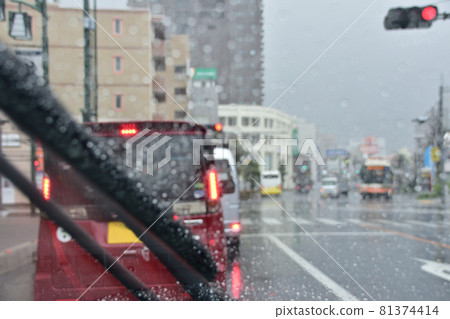 下雨開車 81374414