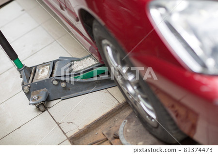 Hydraulic car jack to lift car in auto repair 81374473
