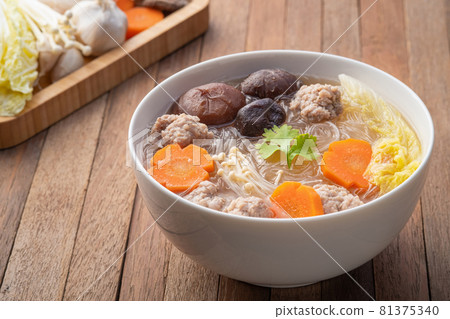 Clear glass noodle soup with Minced Pork,Vegetables and Shiitake Mushroom (Gaeng Jued Woon Sen) 81375340