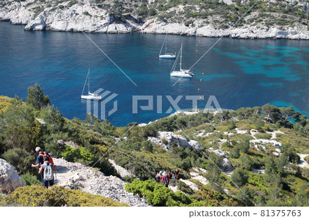 A spectacular hike overlooking the sea and boats 81375763