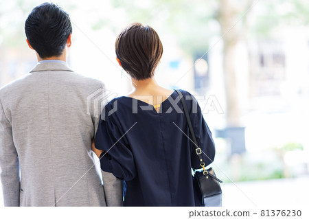 夫婦倆從商店出來的背影照片合作：g禮物和生活方式 81376230